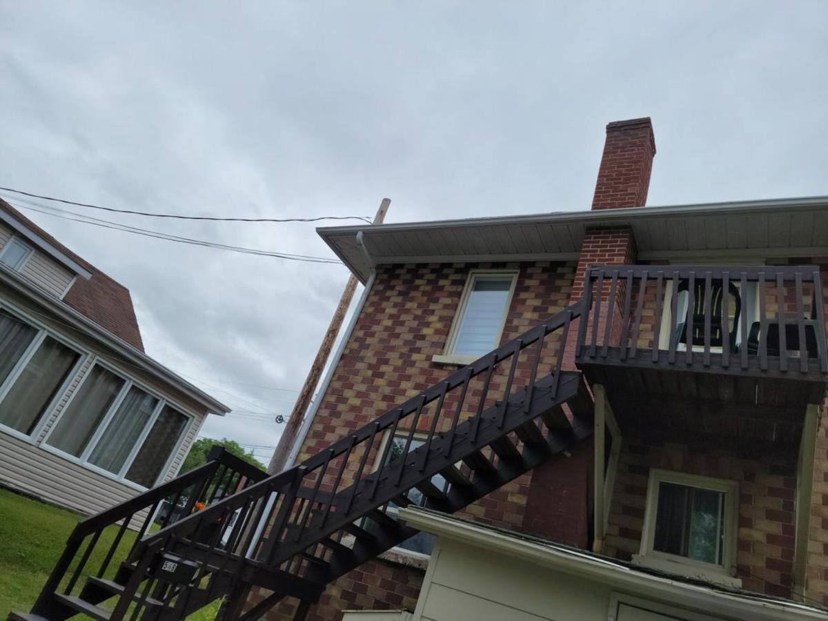 Quiet Cozy Apartment Next To Highway Wifi+Netflix Edmundston Luaran gambar