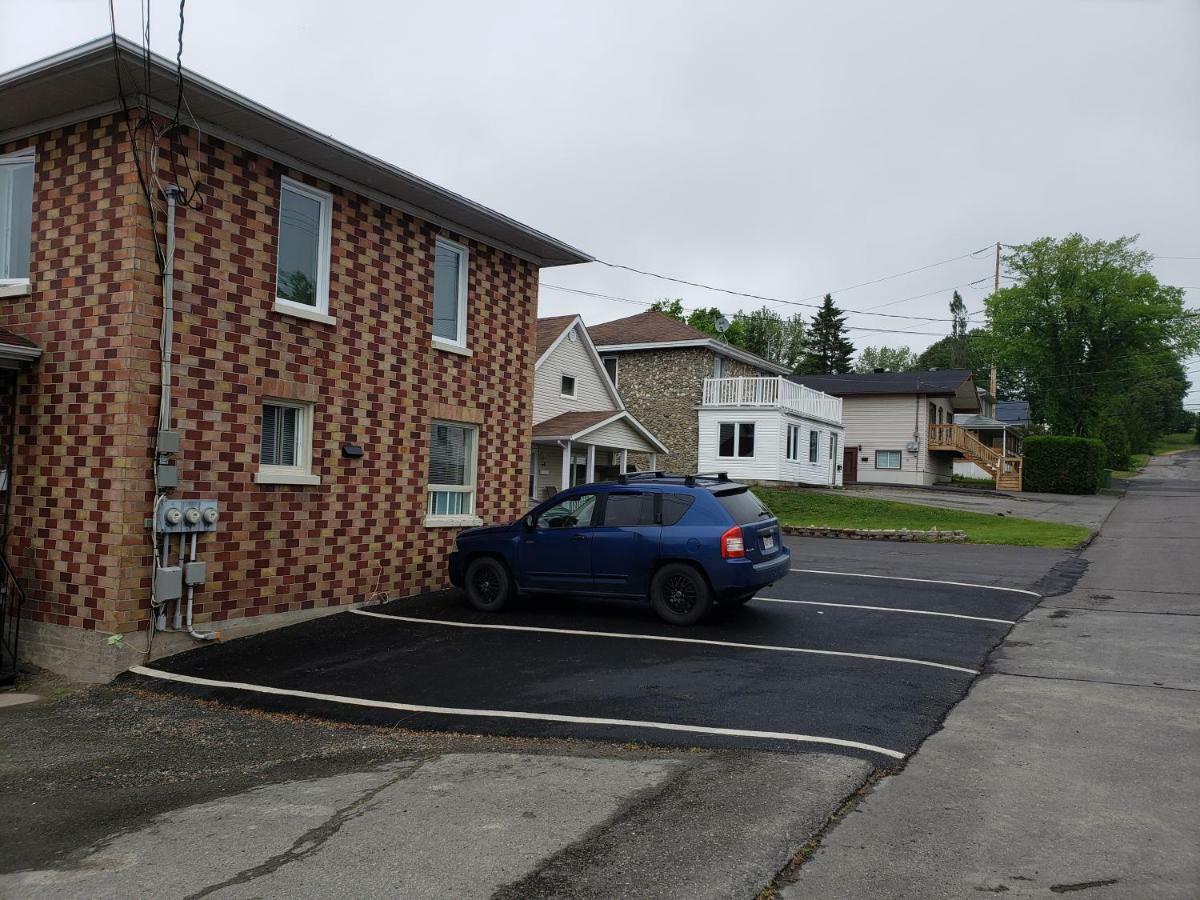 Quiet Cozy Apartment Next To Highway Wifi+Netflix Edmundston Luaran gambar